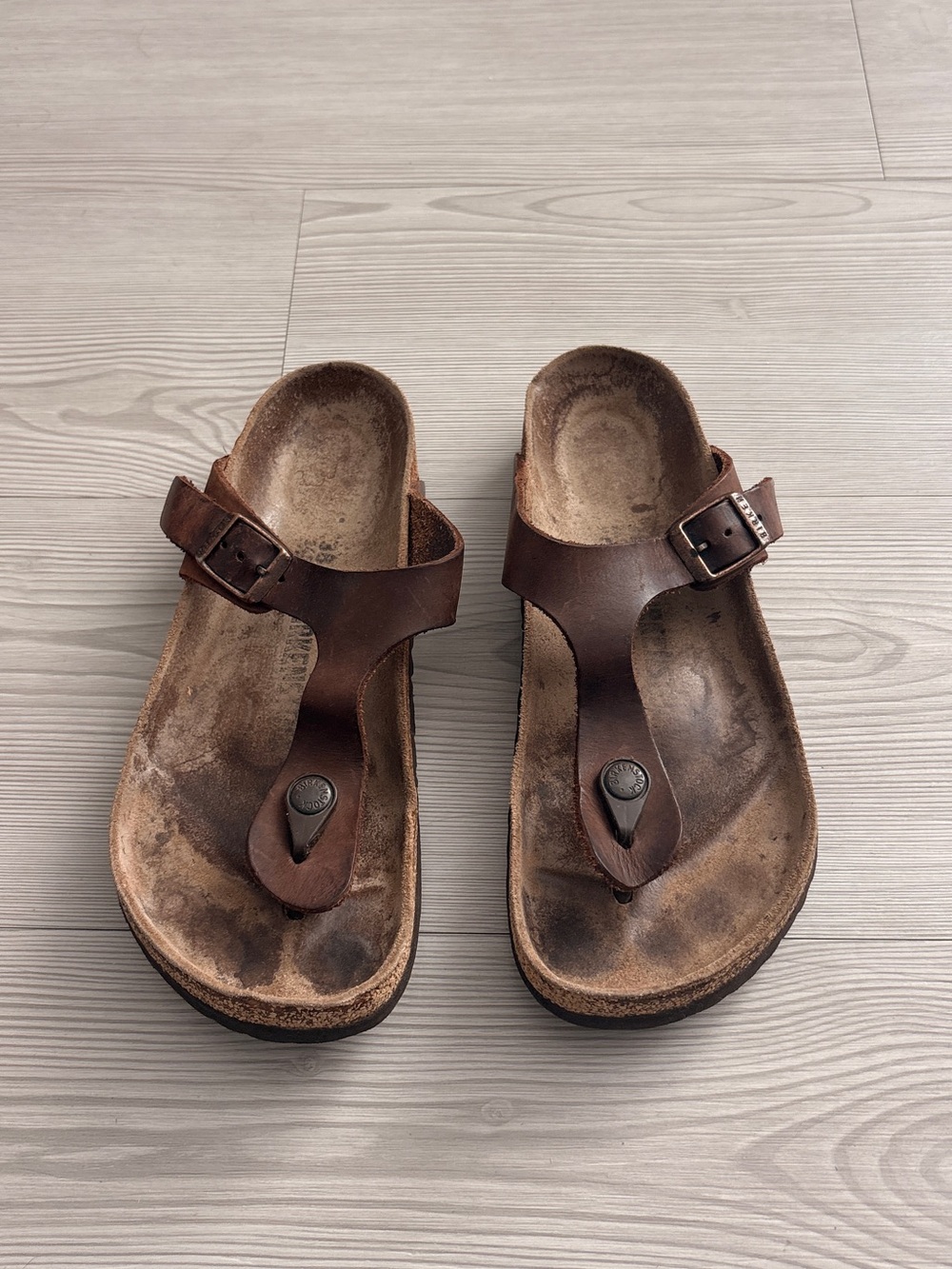 Birkenstocks women’s Gizeh Thong Sandals, Brown Leather Toe-Post